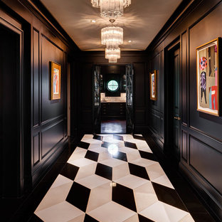 Idéer för att renovera en vintage hall, med svarta väggar och klinkergolv i porslin