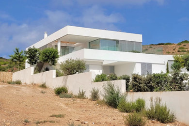 Modelo de fachada de casa blanca mediterránea
