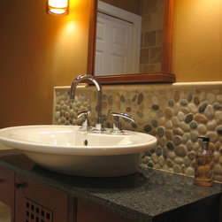 Island Stone pebble bathroom design - Tile