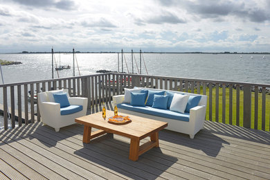 This is an example of a beach style deck in Reims.