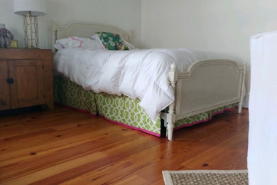 Esempio di una camera da letto stile marinaro