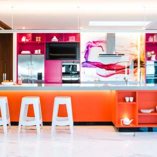 Idéer för att renovera ett stort funkis grå grått kök, med en undermonterad diskho, orange skåp, bänkskiva i kvartsit, flerfärgad stänkskydd, glaspanel som stänkskydd, rostfria vitvaror, klinkergolv i keramik, en köksö och vitt golv