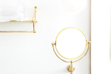 Example of an eclectic bathroom design in New York