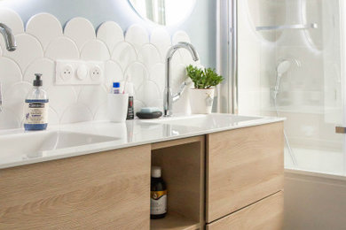 Example of a minimalist bathroom design in Angers