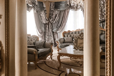 Modelo de sala de estar abierta y blanca tradicional extra grande sin chimenea y televisor con paredes blancas, suelo de mármol y suelo multicolor