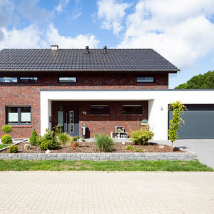 Einstöckiges, Rotes Landhausstil Einfamilienhaus mit Satteldach und Backsteinfassade in Sonstige