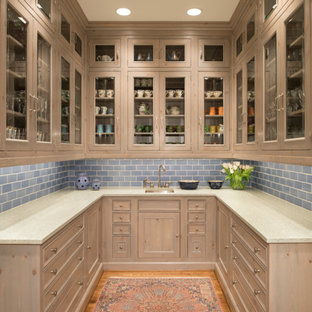 Idéer för ett litet klassiskt kök, med luckor med glaspanel, skåp i ljust trä, blått stänkskydd, mellanmörkt trägolv, marmorbänkskiva och stänkskydd i keramik