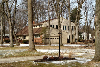Transitional home design photo in Columbus