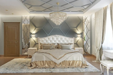 Стильный дизайн: большая хозяйская спальня в стиле неоклассика (современная классика) с серыми стенами - последний тренд