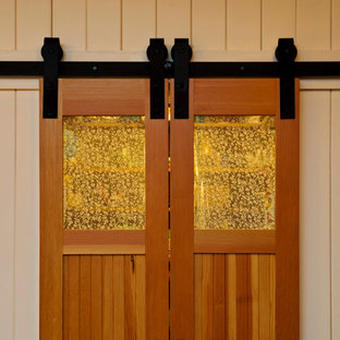 Example of a country home design design in New York