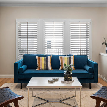 sitting area, blue couch