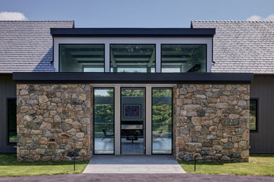 Example of a minimalist entryway design in New York