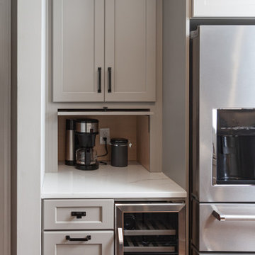 LARGE TWO-TONE KITCHEN