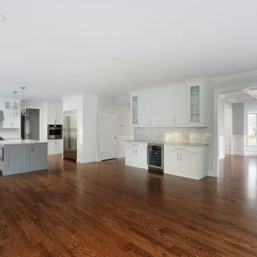 Spacious Kitchen and Breakfast Bar