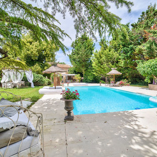 パリのシャビーシック調のおしゃれなプールの写真