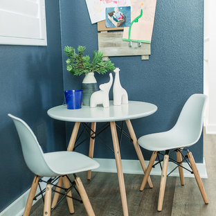 Mittelgroßes Klassisches Arbeitszimmer ohne Kamin mit Studio, blauer Wandfarbe, Vinylboden und freistehendem Schreibtisch in Orange County
