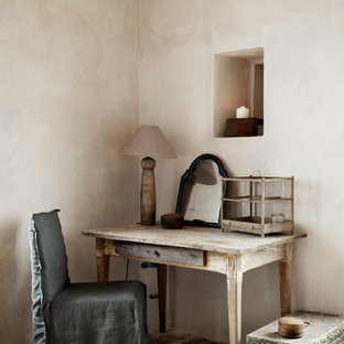 Idéer för ett shabby chic-inspirerat hemmabibliotek, med beige väggar och ett fristående skrivbord