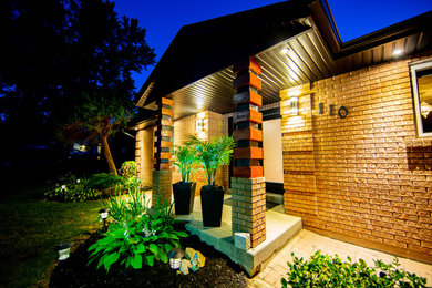 Example of an island style home design design in Toronto