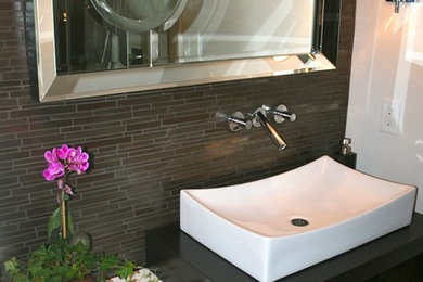 Example of a minimalist bathroom design in Los Angeles