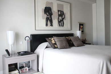 Bedroom - transitional bedroom idea in Madrid