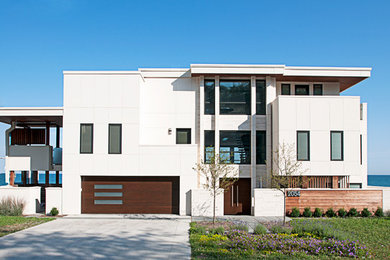 Huge coastal split-level stucco exterior home idea in Chicago