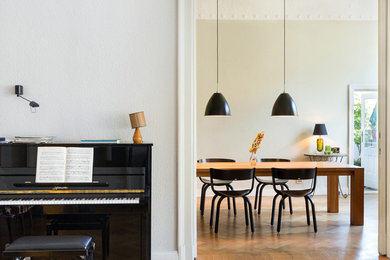 Geschlossenes, Großes Klassisches Esszimmer mit grüner Wandfarbe und braunem Holzboden in Berlin