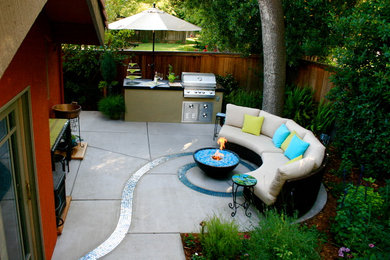 Design ideas for a contemporary backyard patio in Sacramento with an outdoor kitchen.