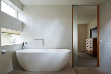 Inspiration for a modern bathroom in Melbourne.