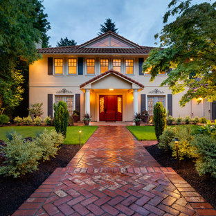 Zweistöckiges, Beigefarbenes Mediterranes Haus mit Walmdach in Portland