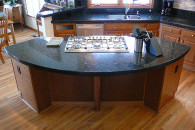 Kitchen - traditional kitchen idea in Denver