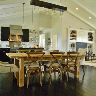 Идея дизайна: гостиная-столовая в стиле кантри с белыми стенами и темным паркетным полом