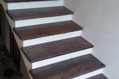 Свежая идея для дизайна: прямая бетонная лестница среднего размера в стиле лофт с деревянными ступенями - отличное фото интерьера