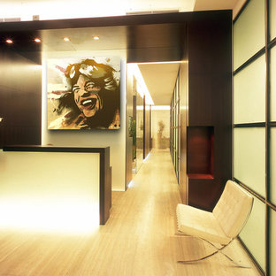 Photo of a modern home office and library in Strasbourg.