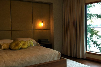 バンクーバーにあるミッドセンチュリースタイルのおしゃれな主寝室 (緑の壁、無垢フローリング、標準型暖炉、石材の暖炉まわり、茶色い床、格子天井、壁紙)