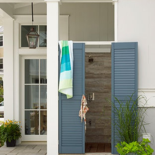 チャールストンのビーチスタイルのおしゃれなテラス・中庭 (屋外シャワー) の写真