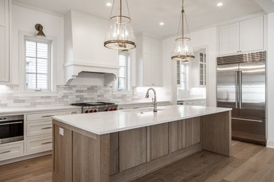 Kitchen - traditional kitchen idea in Indianapolis