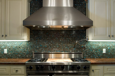 Kitchen - contemporary kitchen idea in Phoenix