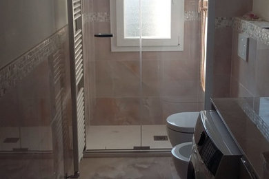 Esempio di una stanza da bagno con doccia chic di medie dimensioni con ante lisce, WC a due pezzi, piastrelle rosa, piastrelle in gres porcellanato, pareti rosa, pavimento in gres porcellanato, lavabo integrato, top in vetro, pavimento rosa e top rosa
