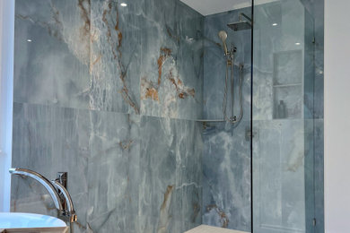 Example of a minimalist bathroom design in Vancouver