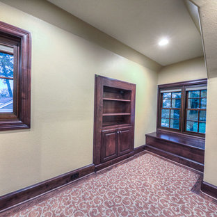 Bild på en mellanstor vintage hall, med beige väggar och heltäckningsmatta