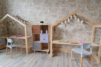 Modelo de dormitorio infantil de 4 a 10 años romántico de tamaño medio con paredes rosas