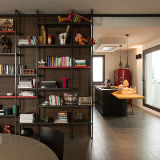 ボローニャの中サイズのコンテンポラリースタイルのLDKの画像 (白い壁、グレーの床)