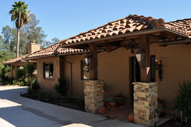 Example of a mountain style home design design in San Diego