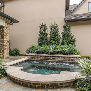 Kleiner Moderner Pool in rechteckiger Form mit Dielen in Houston