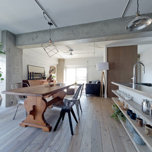 神戸の広いインダストリアルスタイルのLDKの画像 (白い壁、淡色無垢フローリング、ベージュの床)