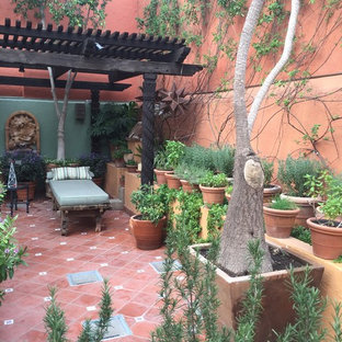 メキシコシティの中サイズのサンタフェスタイルのおしゃれな屋上のデッキ (張り出し屋根) の写真