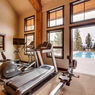 ボイシの巨大なラスティックスタイルのおしゃれなトレーニングルーム (ベージュの壁、茶色い床) の写真