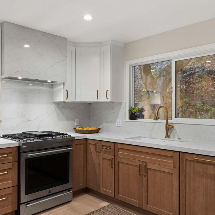 Mid-sized trendy u-shaped vinyl floor and brown floor kitchen photo in San Francisco with a single-bowl sink, shaker cabinets, medium tone wood cabinets, quartz countertops, white backsplash, quartz b