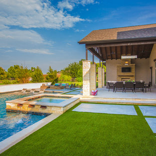 Großer Klassischer Pool hinter dem Haus in L-Form mit Betonplatten in Dallas