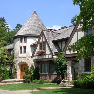 ミネアポリスのトラディショナルスタイルのおしゃれな二階建ての家の写真